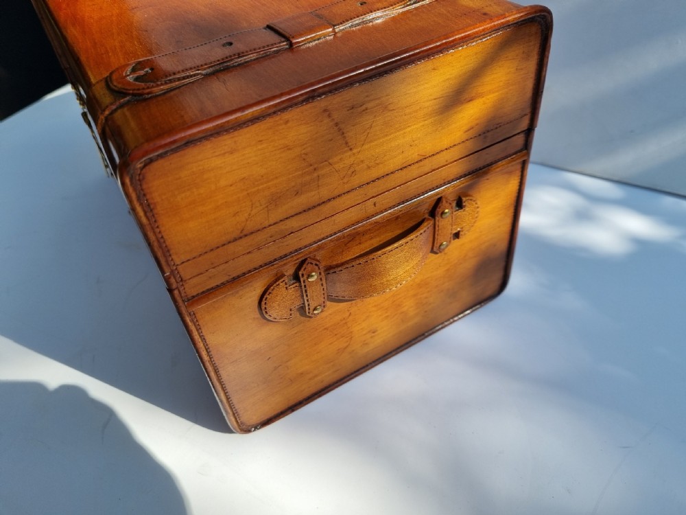 Cedar wood cigar humidor hand-made to look like a leather trunk 26cm View III