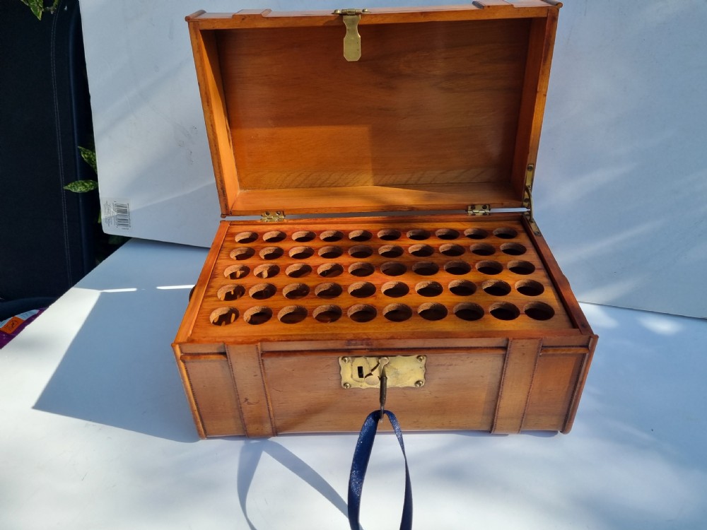 Cedar wood cigar humidor hand-made to look like a leather trunk 26cm View VIII