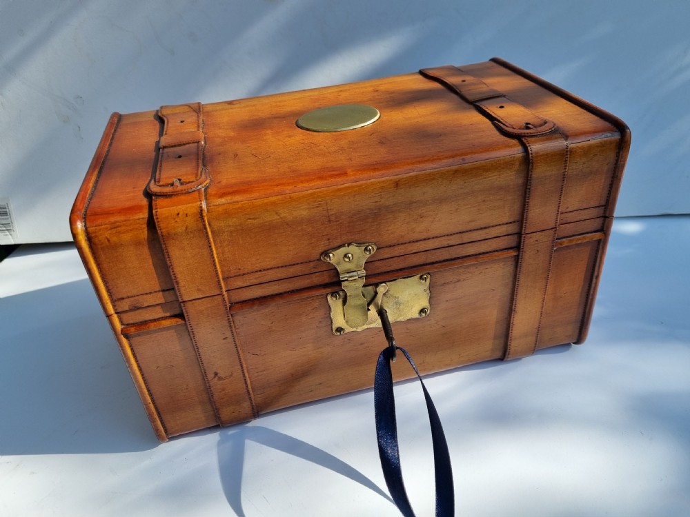 Cedar wood cigar humidor hand-made to look like a leather trunk 26cm View IX