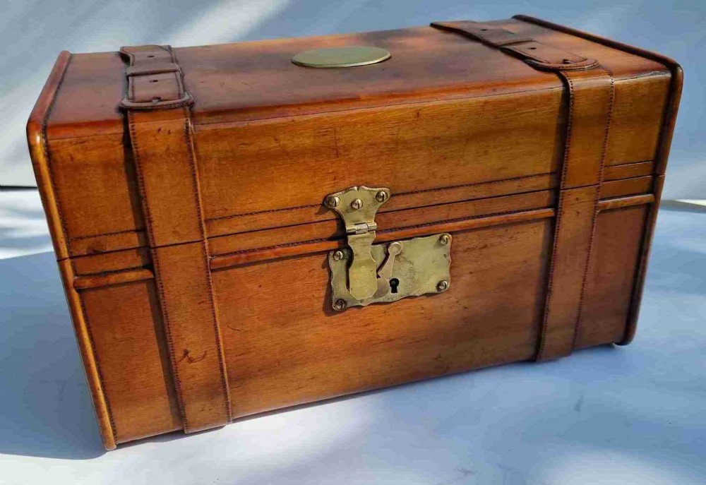 Cedar wood cigar humidor hand-made to look like a leather trunk 26cm