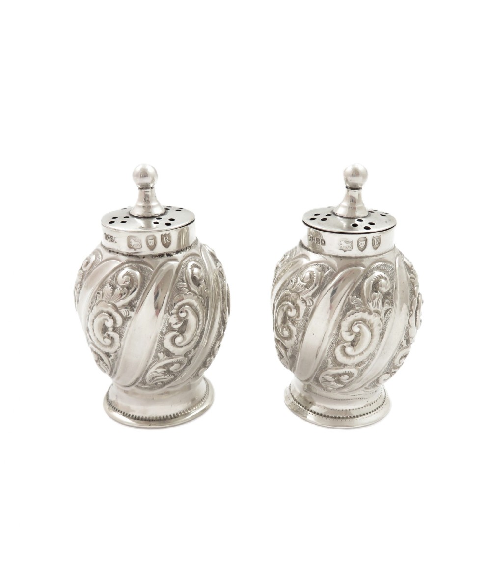 Pair of Antique Victorian Sterling Silver Peppers In Case 1892 View VIII