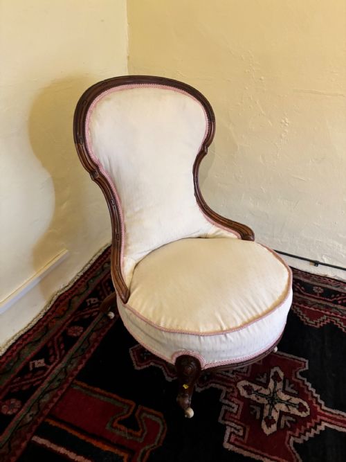 VICTORIAN MAHOGANY LADIES CHAIR