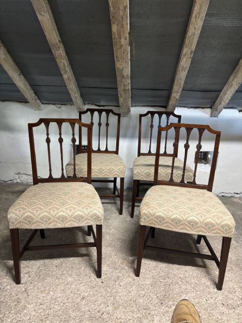 A SET OF FOUR GEORGE III MAHOGANY DINING CHAIRS - ADDITIONAL PHOTO 2