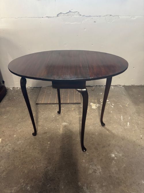 A GEORGIAN STYLE MAHOGANY DROP LEAF TABLE C 1920 - ADDITIONAL PHOTO 4