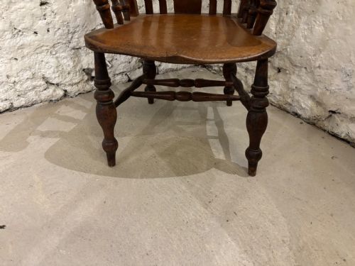 A VICTORIAN BEECH AND ELM WINDSOR TYPE ARMCHAIR - ADDITIONAL PHOTO 1