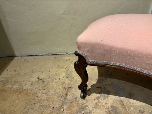 A VICTORIAN WALNUT CHAISE LONGUE - ADDITIONAL PHOTO 2