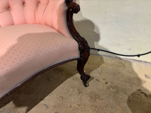 A VICTORIAN WALNUT CHAISE LONGUE - ADDITIONAL PHOTO 3