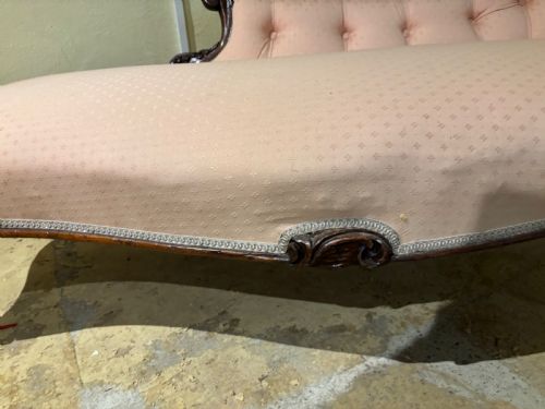 A VICTORIAN WALNUT CHAISE LONGUE - ADDITIONAL PHOTO 4