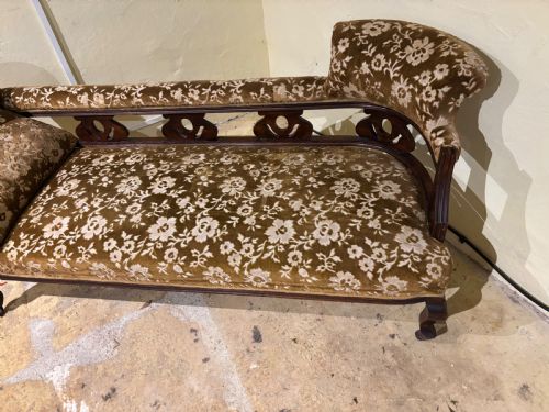 A LATE VICTORIAN WALNUT CHAISE LONGUE - ADDITIONAL PHOTO 1