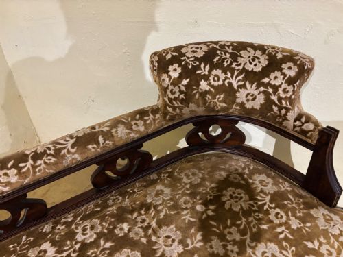 A LATE VICTORIAN WALNUT CHAISE LONGUE - ADDITIONAL PHOTO 2