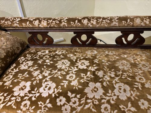 A LATE VICTORIAN WALNUT CHAISE LONGUE - ADDITIONAL PHOTO 3