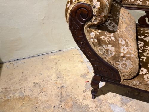 A LATE VICTORIAN WALNUT CHAISE LONGUE - ADDITIONAL PHOTO 5