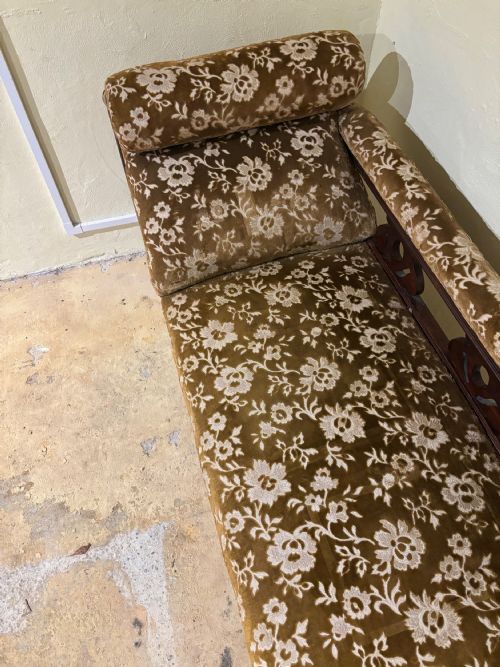 A LATE VICTORIAN WALNUT CHAISE LONGUE - ADDITIONAL PHOTO 4