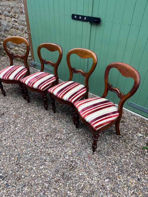 A SET OF FOUR VICTORIAN BALLOON BACK DINING CHAIRS - ADDITIONAL PHOTO 1