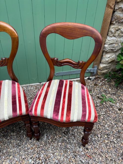 A SET OF FOUR VICTORIAN BALLOON BACK DINING CHAIRS - ADDITIONAL PHOTO 2