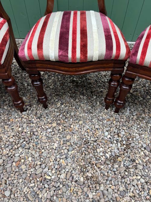 A SET OF FOUR VICTORIAN BALLOON BACK DINING CHAIRS - ADDITIONAL PHOTO 3