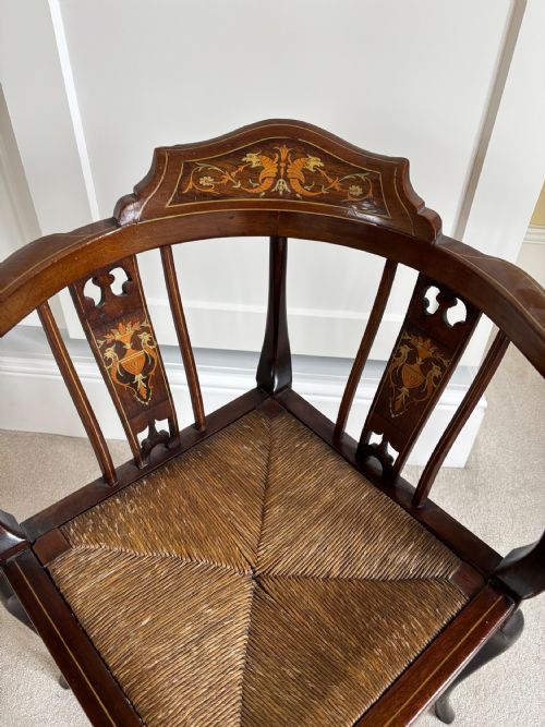 AN EDWARDIAN AND MARQUETRY INLAID MAHOGANY CORNER CHAIR - ADDITIONAL PHOTO 1
