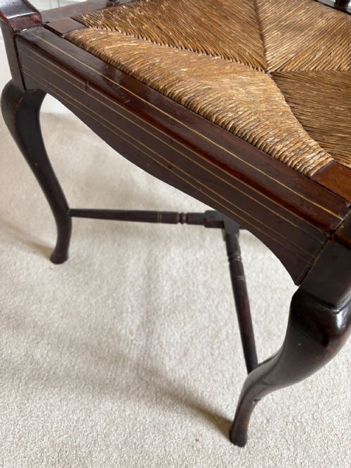AN EDWARDIAN AND MARQUETRY INLAID MAHOGANY CORNER CHAIR - ADDITIONAL PHOTO 3