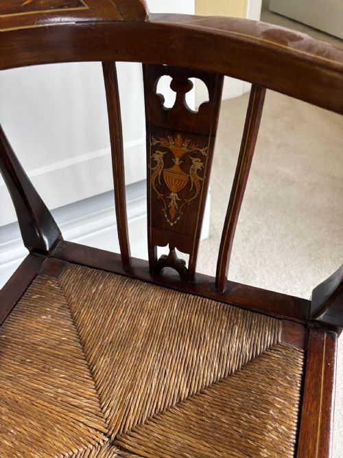AN EDWARDIAN AND MARQUETRY INLAID MAHOGANY CORNER CHAIR - ADDITIONAL PHOTO 4