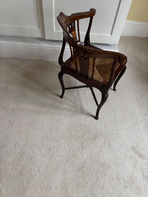 AN EDWARDIAN AND MARQUETRY INLAID MAHOGANY CORNER CHAIR - ADDITIONAL PHOTO 5