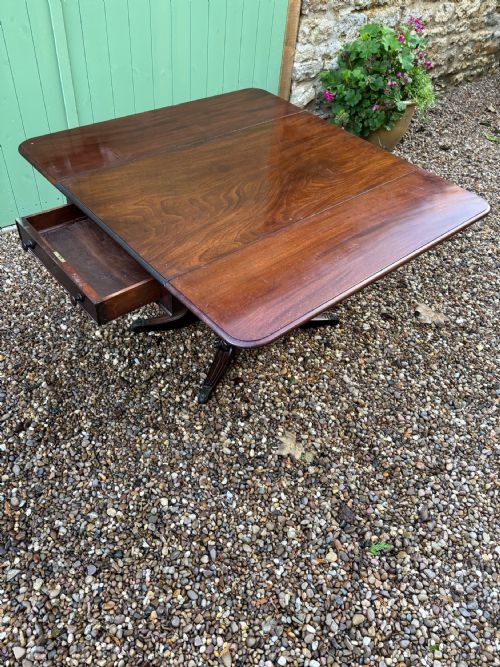 A SUPERB REGENCY MAHOGANY PEMBROKE TABLE - ADDITIONAL PHOTO 3