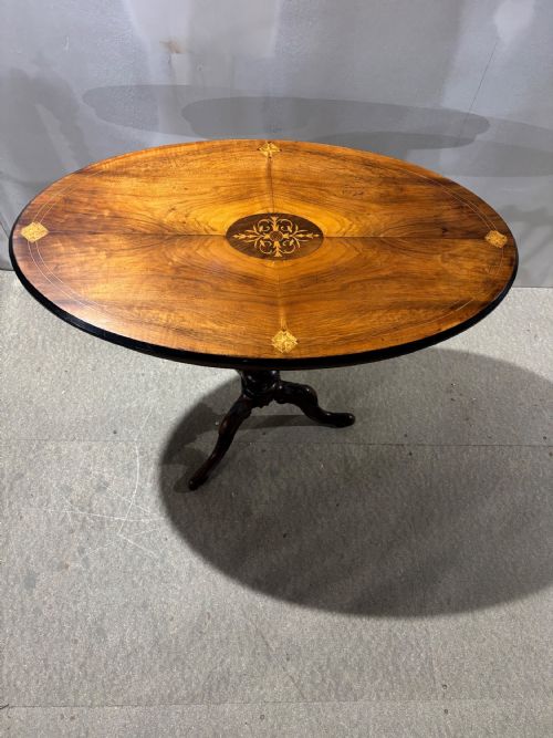 A VICTORIAN WALNUT AND INLAID OVAL OCASSIONAL TABLE - ADDITIONAL PHOTO 1