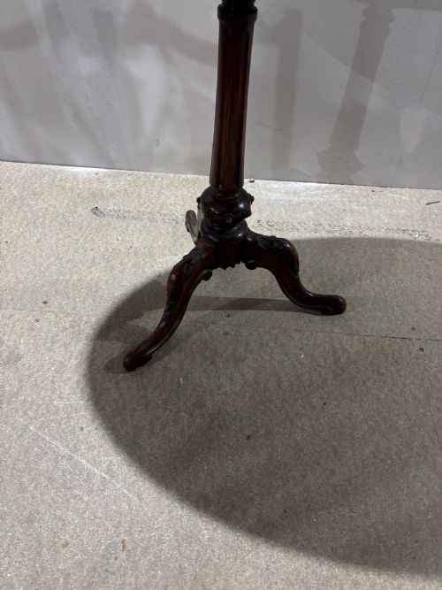 A VICTORIAN WALNUT AND INLAID OVAL OCASSIONAL TABLE - ADDITIONAL PHOTO 2