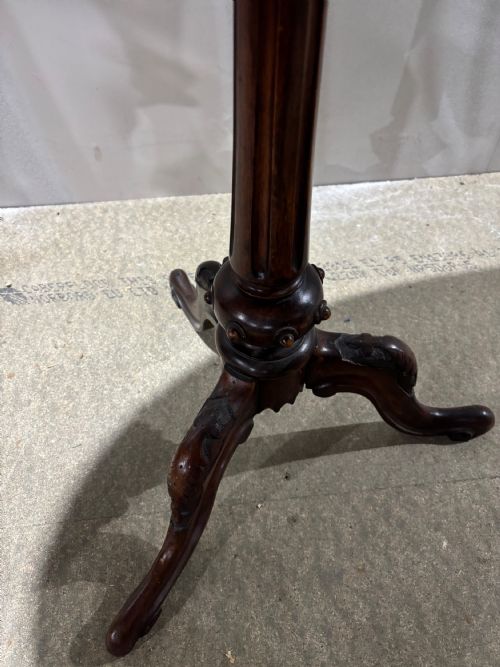 A VICTORIAN WALNUT AND INLAID OVAL OCASSIONAL TABLE - ADDITIONAL PHOTO 3