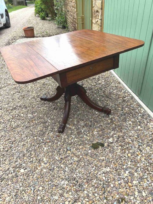 AN EARLY VICTORIAN MAHOGANY PEMBROKE TABLE - ADDITIONAL PHOTO 1