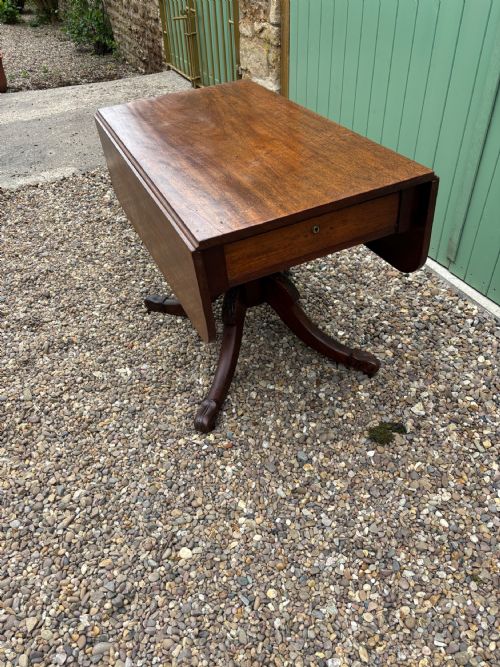 AN EARLY VICTORIAN MAHOGANY PEMBROKE TABLE - ADDITIONAL PHOTO 2
