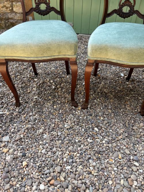 A SET OF FOUR VICTORIAN MAHOGANY DININGSALON CHAIRS - ADDITIONAL PHOTO 2