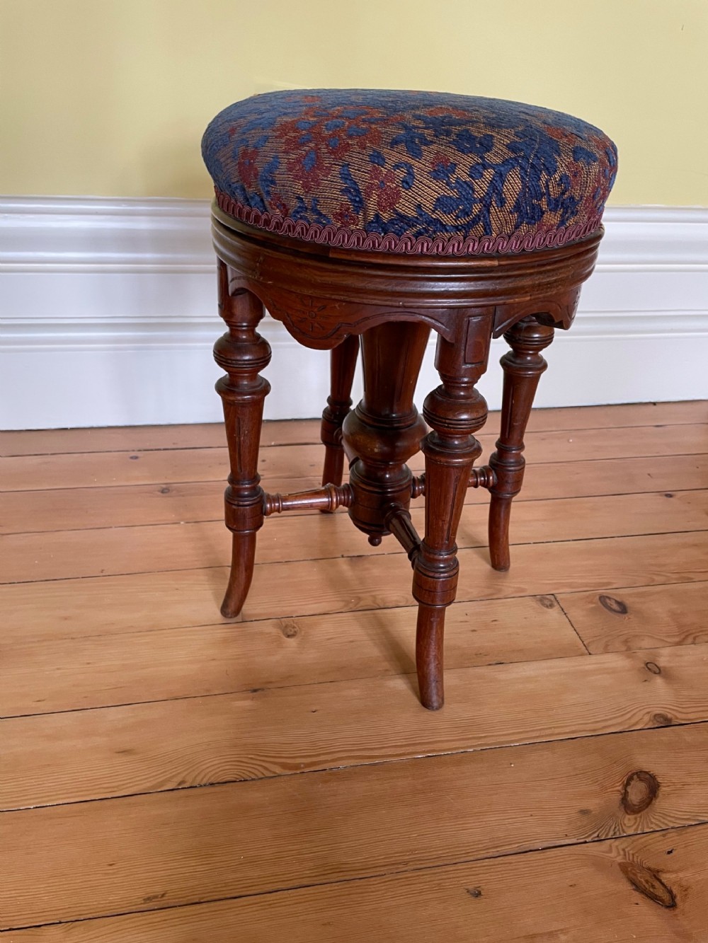 Late Victorian Walnut adjustable piano stool