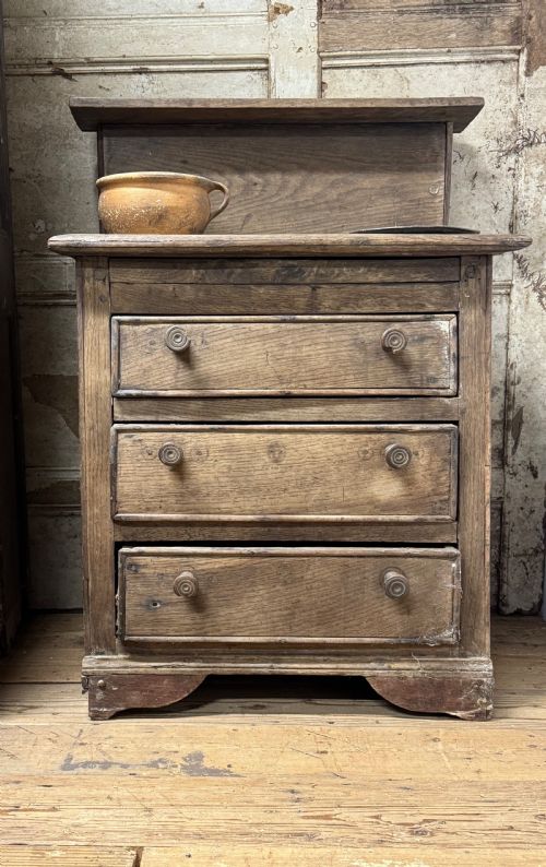 A SMALL EARLY 19TH CENTURY PRIMIITVE OAK SCULLERY OR SERVANTS' QUARTERS CHEST OF DRAWERS - ADDITIONAL PHOTO 3