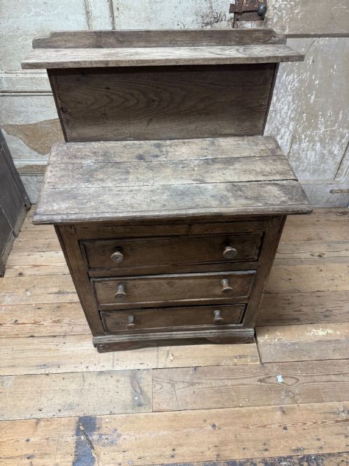 A SMALL EARLY 19TH CENTURY PRIMIITVE OAK SCULLERY OR SERVANTS' QUARTERS CHEST OF DRAWERS - ADDITIONAL PHOTO 6