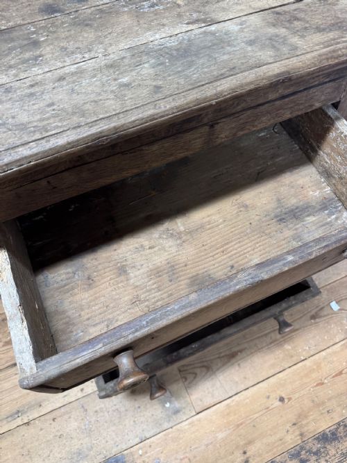 A SMALL EARLY 19TH CENTURY PRIMIITVE OAK SCULLERY OR SERVANTS' QUARTERS CHEST OF DRAWERS - ADDITIONAL PHOTO 7