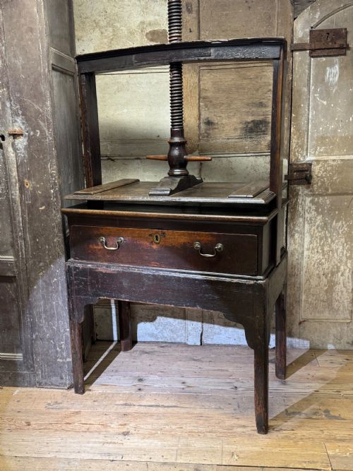 A PROVINCIAL GEORGE III LINEN PRESS WITH SCREW MECHANISM - ADDITIONAL PHOTO 1