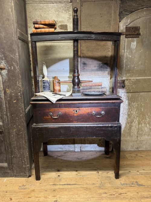 A PROVINCIAL GEORGE III LINEN PRESS WITH SCREW MECHANISM - ADDITIONAL PHOTO 2