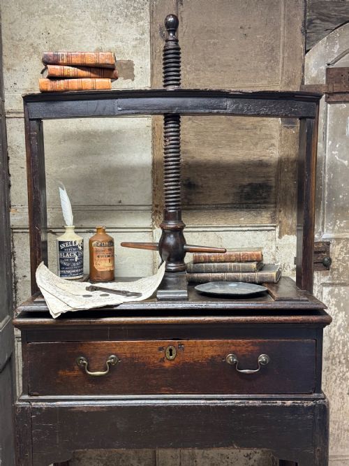 A PROVINCIAL GEORGE III LINEN PRESS WITH SCREW MECHANISM - ADDITIONAL PHOTO 4