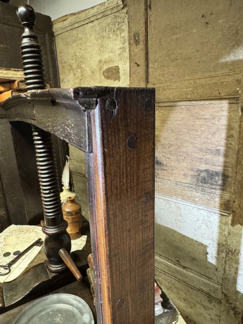 A PROVINCIAL GEORGE III LINEN PRESS WITH SCREW MECHANISM - ADDITIONAL PHOTO 5