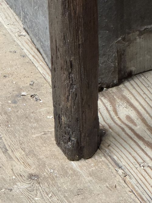 A PROVINCIAL GEORGE III LINEN PRESS WITH SCREW MECHANISM - ADDITIONAL PHOTO 8
