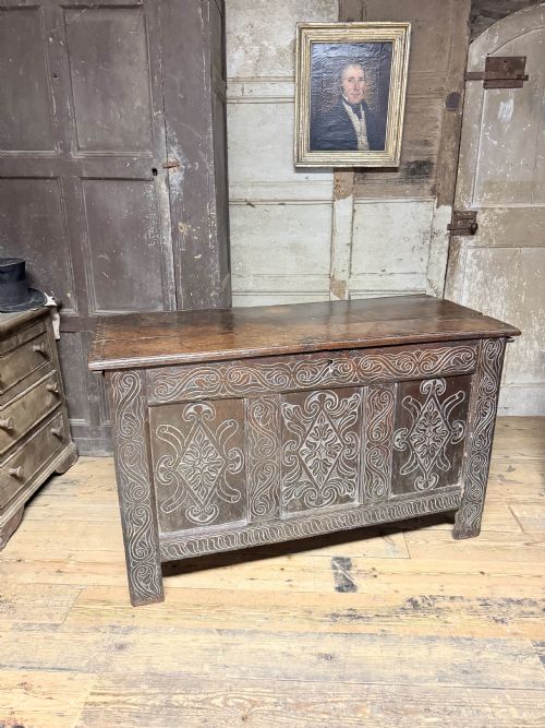 A 17TH CENTURY OTTERY ST MARY EXETER JOINED OAK CHEST FROM THE SAME WORKSHOP IN WHICH THOMAS DENNIS APPRENTICED 1687 - ADDITIONAL PHOTO 3