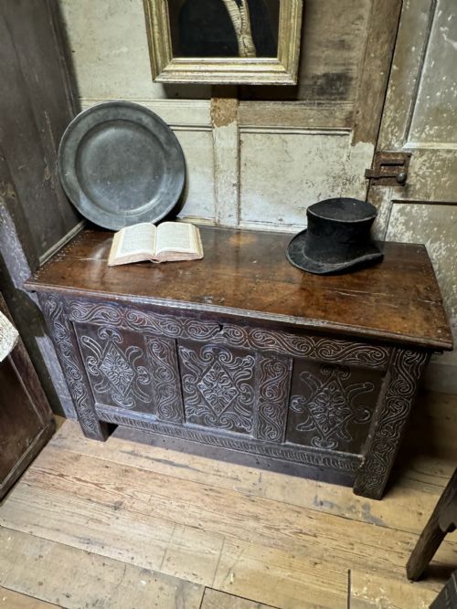 A 17TH CENTURY OTTERY ST MARY EXETER JOINED OAK CHEST FROM THE SAME WORKSHOP IN WHICH THOMAS DENNIS APPRENTICED 1687 - ADDITIONAL PHOTO 4