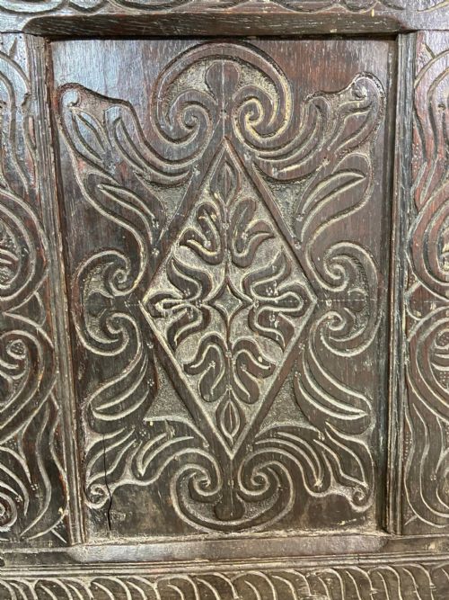 A 17TH CENTURY OTTERY ST MARY EXETER JOINED OAK CHEST FROM THE SAME WORKSHOP IN WHICH THOMAS DENNIS APPRENTICED 1687 - ADDITIONAL PHOTO 5