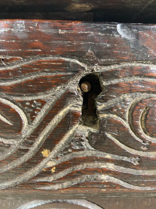 A 17TH CENTURY OTTERY ST MARY EXETER JOINED OAK CHEST FROM THE SAME WORKSHOP IN WHICH THOMAS DENNIS APPRENTICED 1687 - ADDITIONAL PHOTO 7