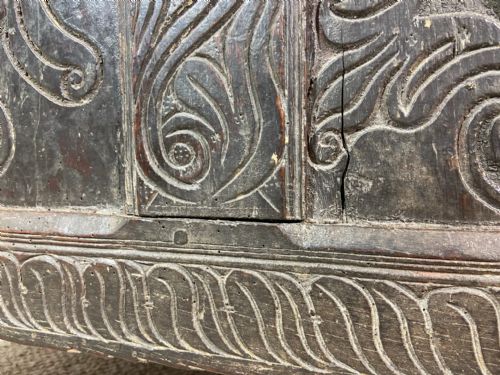 A 17TH CENTURY OTTERY ST MARY EXETER JOINED OAK CHEST FROM THE SAME WORKSHOP IN WHICH THOMAS DENNIS APPRENTICED 1687 - ADDITIONAL PHOTO 8