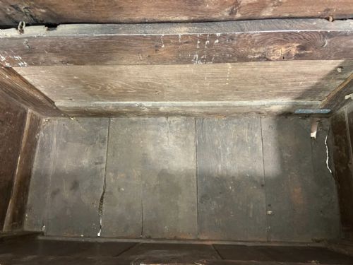 A 17TH CENTURY OTTERY ST MARY EXETER JOINED OAK CHEST FROM THE SAME WORKSHOP IN WHICH THOMAS DENNIS APPRENTICED 1687 - ADDITIONAL PHOTO 9