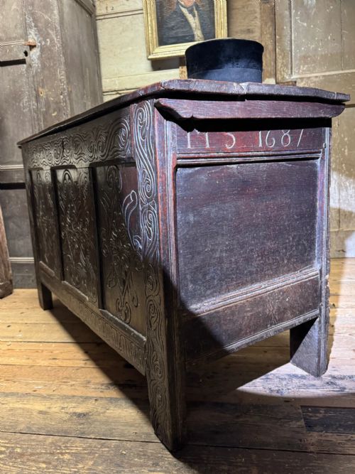 A 17TH CENTURY OTTERY ST MARY EXETER JOINED OAK CHEST FROM THE SAME WORKSHOP IN WHICH THOMAS DENNIS APPRENTICED 1687 - ADDITIONAL PHOTO 13