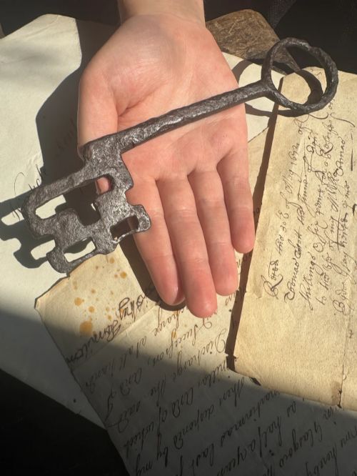 LARGE WROUGHT IRON KEY 13TH 14TH CENTURY - ADDITIONAL PHOTO 2