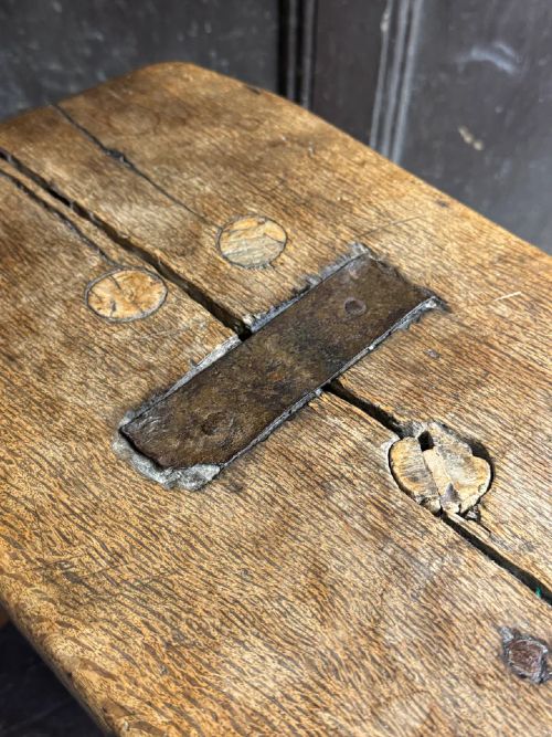 18TH CENTURY VERNACULAR OAK STOOL WITH HEDGEROW SPLAYED LEGS AND BLACKSMITH REPAIRS C 1790 - ADDITIONAL PHOTO 3