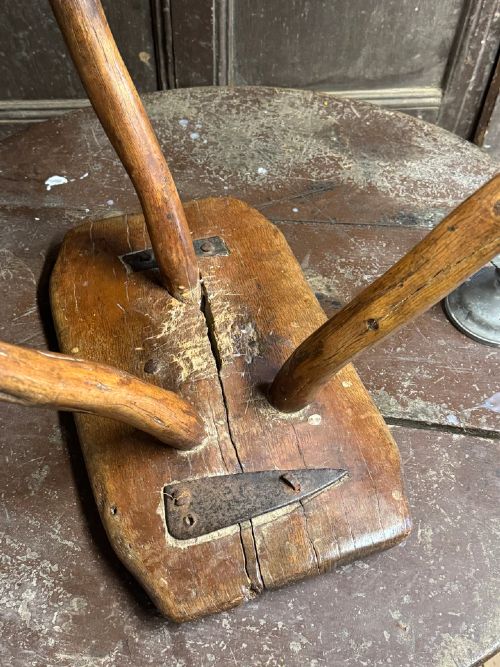 18TH CENTURY VERNACULAR OAK STOOL WITH HEDGEROW SPLAYED LEGS AND BLACKSMITH REPAIRS C 1790 - ADDITIONAL PHOTO 4